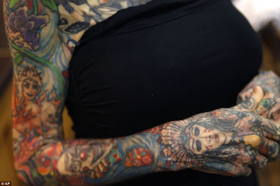 Femeie cu 95% din corp acoperit de tatuaje