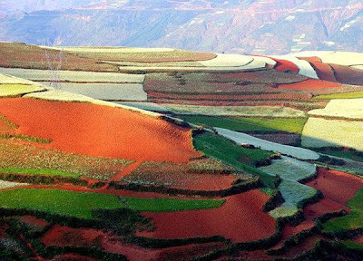 Un loc unic pe Terra – dealurile multicolore din Yunnan