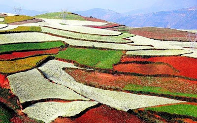 Un loc unic pe Terra – dealurile multicolore din Yunnan