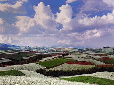 Un loc unic pe Terra – dealurile multicolore din Yunnan