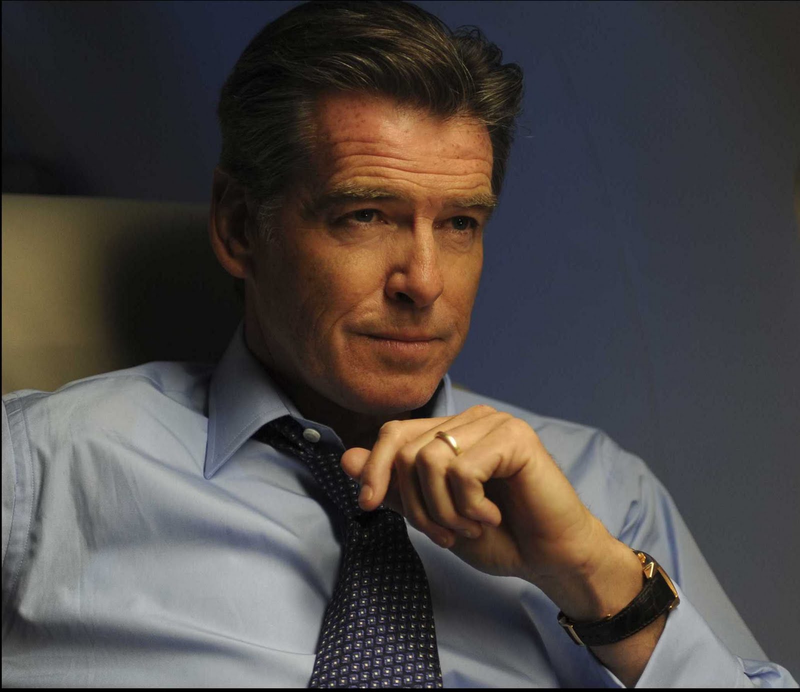 http://4.bp.blogspot.com/__CgQBhWuAX8/TCn9MBXUQVI/AAAAAAAAD2E/gMYsPG0E6TU/s1600/Pierce+Brosnan+(Adam+Lang).jpg