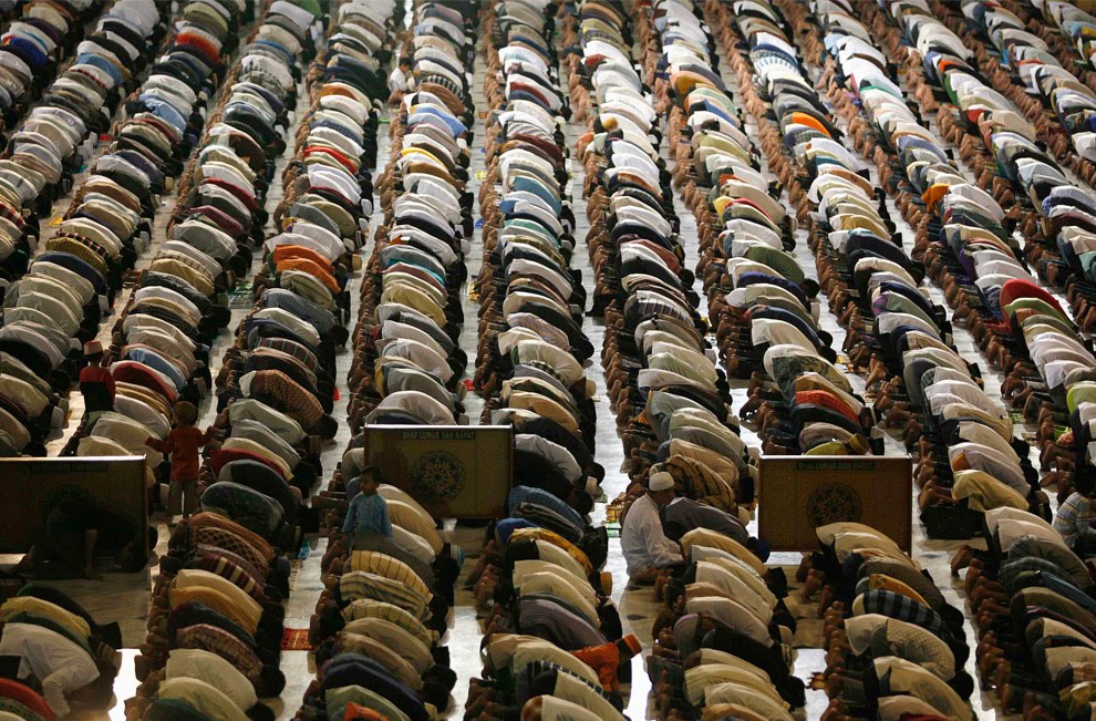 [spirit-Prayers+in+Surabaya..jpg]