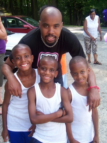 [Lee+in+black+on+black+with+kids]