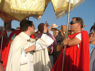 Nossa Senhora da Praia com banho de multidão