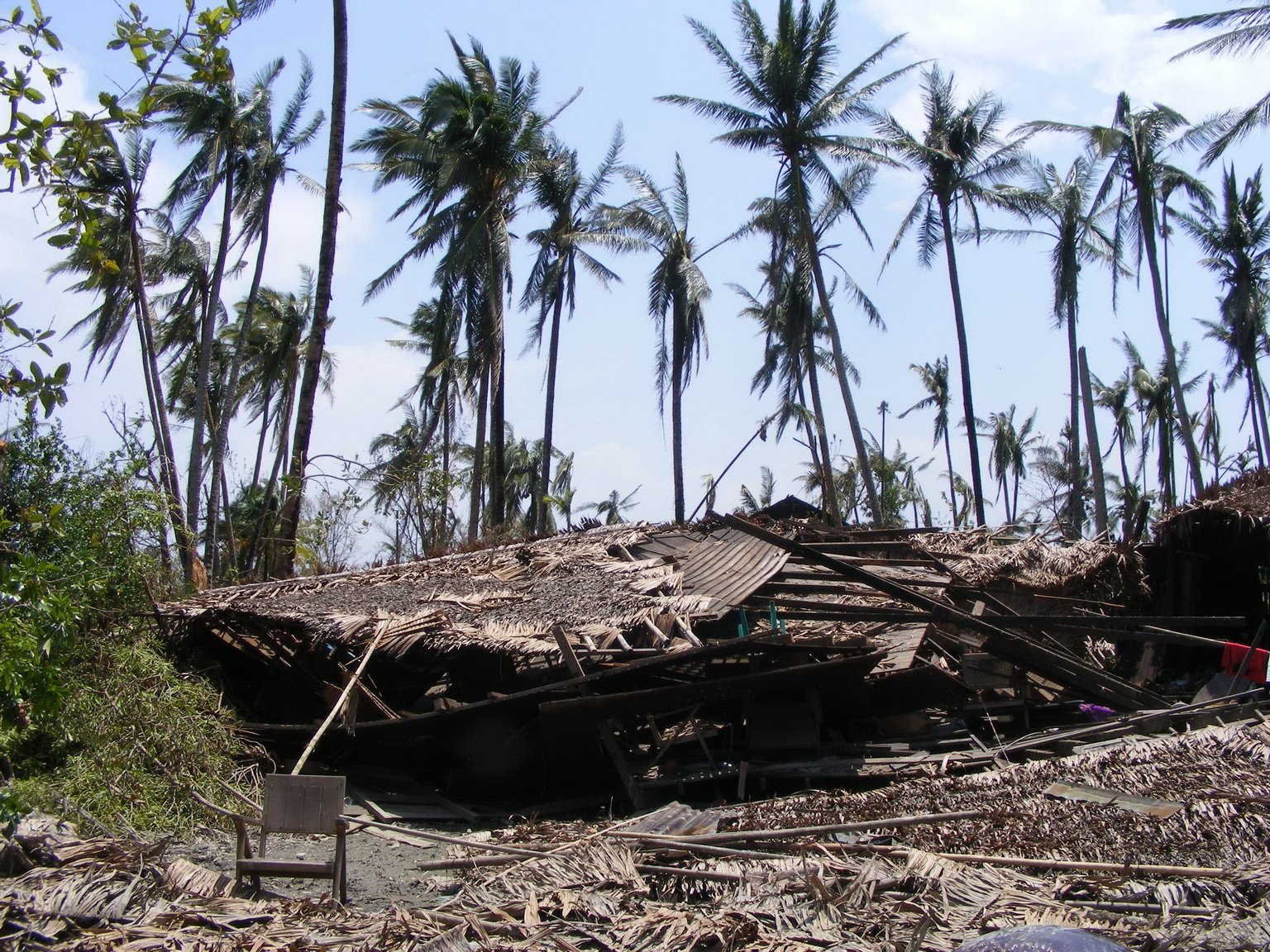 [ကြမ္းျခံကုန္းၿမိဳ႕+ေတာ္ပုလဲ+ရပ္ကြက္ရွိျပိဳလဲက်ေနသည့္+လူေနအိမ္အခ်ိဳ႕.jpg]