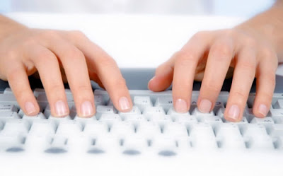 Tipos de Blogs/Blogger digitação,teclado,mãos femininas digitando
