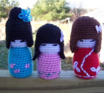 http://4.bp.blogspot.com/__QNkU5q5OaI/S8ZoPy9EfLI/AAAAAAAAASA/g7l-YpOZKBw/s1600/kokeshi+dolls.jpg