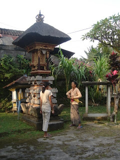 Willy ingsprek met de zus van Nyoman in hun compound in Payangan, ten noorden van Ubud in Centraal Bali.
