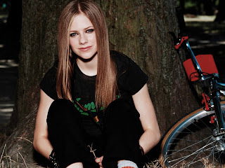 Hot Avril Lavigne  Mediafire Picture Wallpapers{ilovemediafire.blogspot.com}