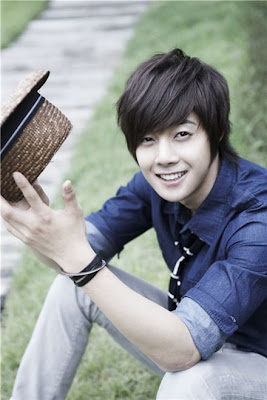 And know he holds an important role as Baek Seung Jo which is a clever boy 