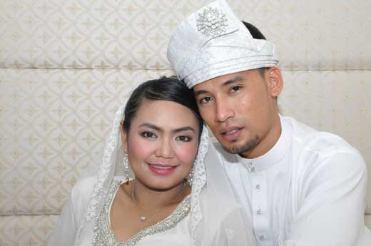 Inilah dia gambar perkahwinan Siti Saerah dan pasangannya Saiful Anuar. Inilah dia gambar perkahwinan Siti Saerah dan pasangannya Saiful Anuar.
