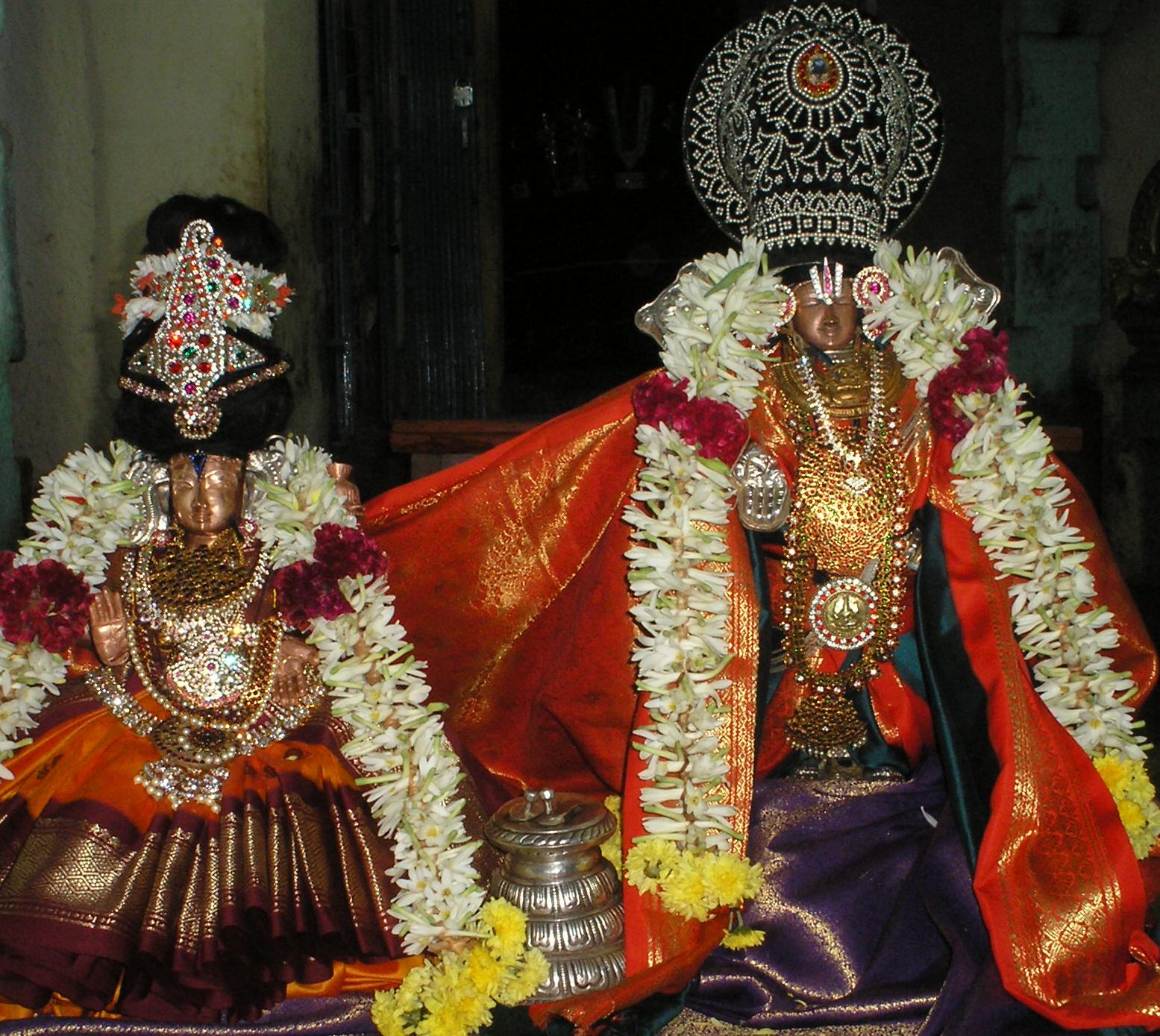 [varadarajaswamy+with+perundevi+thayar.JPG]