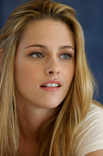 KRISTEN STEWART HOT KISS SCENE kristen stewart hot scene. KRISTEN STEWART HOT KISS SCENE