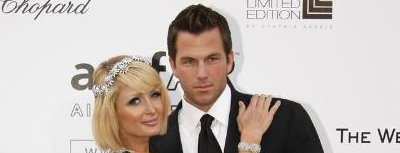 Paris Hilton empapela la casa de su novio con fotos suyas