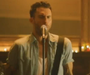 Video Oficial de Maroon 5 - Give A Little More
