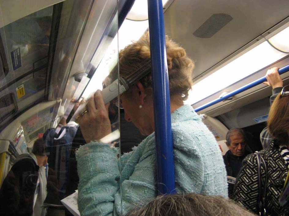 [Coafor+in+metrou.JPG]