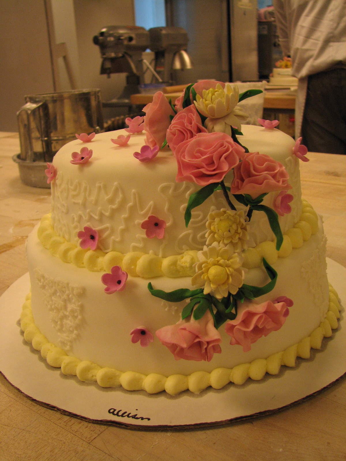 http://4.bp.blogspot.com/__gix9lMUtVI/S8yoNQ6E9cI/AAAAAAAAACU/eMcgBsM_3OM/s1600/Cake%20-%20Class%20work%20-%202tiered%20with%20flowers.jpg