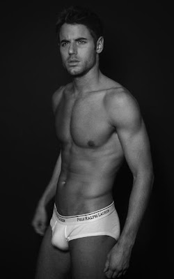 Brandon Stoughton semi desnudo