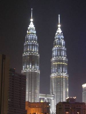 [petronas_towers_at_night_1.jpg]