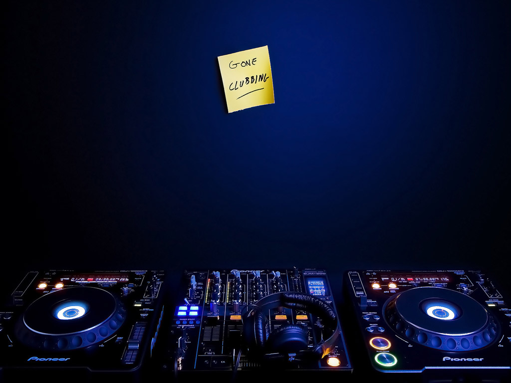 http://4.bp.blogspot.com/__iQioQ8yx0k/S-taOfqp9kI/AAAAAAAAALc/_GO0ag9f4gA/s1600/gone-clubbing-fullscreen-wallpaper-1024x768.jpeg
