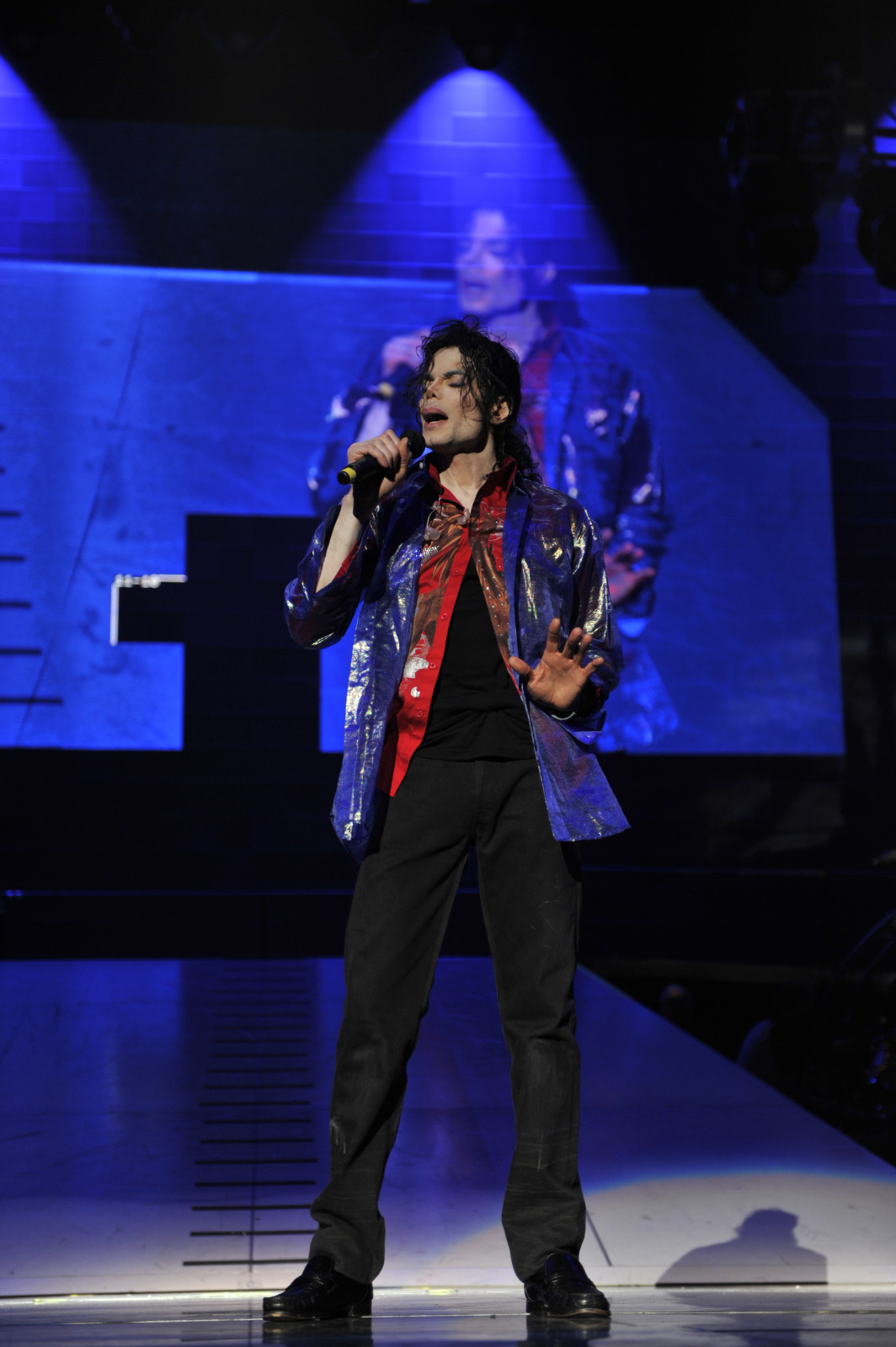 http://4.bp.blogspot.com/__iuYbs5zGVw/TRbU_dfffyI/AAAAAAAAAR0/Luq12U4eCp4/s1600/michael-jackson-this-is-it-blue-solo.jpg