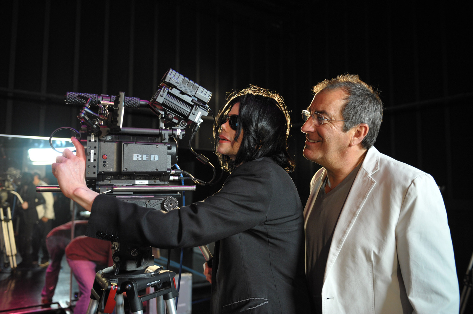 http://4.bp.blogspot.com/__iuYbs5zGVw/TRbVOPYUtgI/AAAAAAAAASA/f7XN0qJUeGY/s1600/michael-jackson-this-is-it-camera.jpg