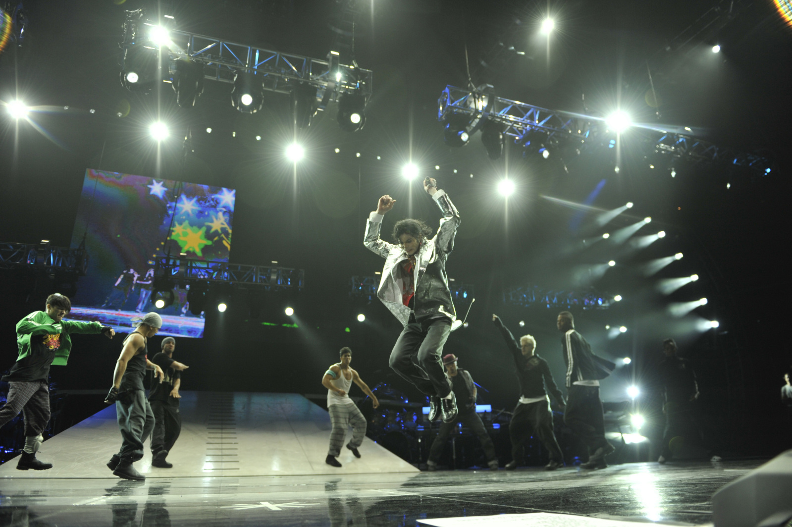 http://4.bp.blogspot.com/__iuYbs5zGVw/TRbWMRYRiwI/AAAAAAAAASw/Tl_WvwkvkDc/s1600/michael-jackson-this-is-it-jumping.jpg