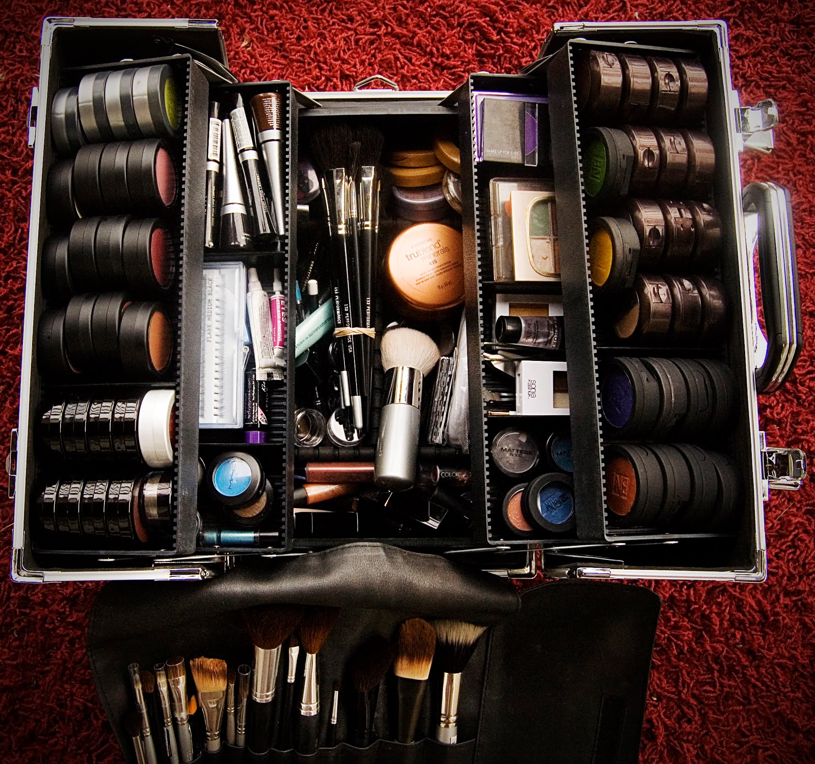 http://4.bp.blogspot.com/__kuGCZs_qs4/TR5haXwOFzI/AAAAAAAAABc/3vitH30ZbUc/s1600/makeup.jpg