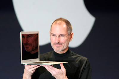 [Imagem: Steve_Jobs_with_MacBook_Air.jpg]