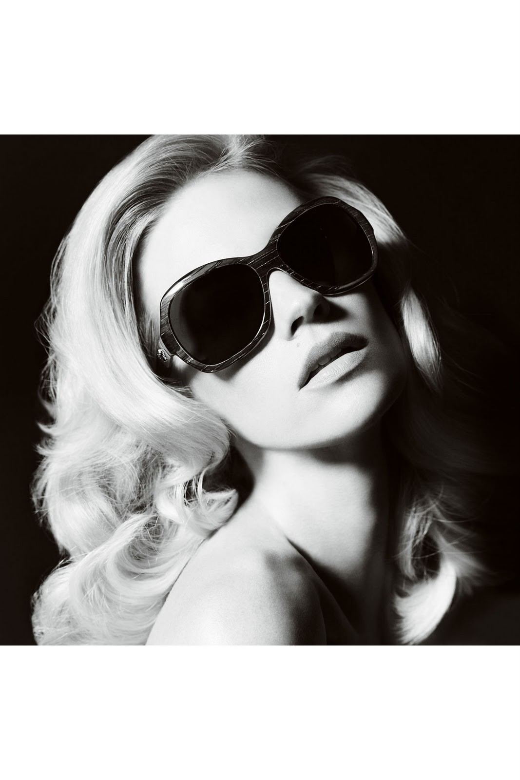 http://4.bp.blogspot.com/__sLMWPzbbwE/TQ4A-hEVwaI/AAAAAAAAA7E/F6sgcbRtKQU/s1600/927db71625681c21_januaryjones_versace_spring2011_ad2.jpg