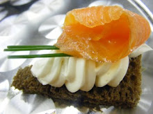 SMOKED SALMON AND CREAM CHEESE CANAPE