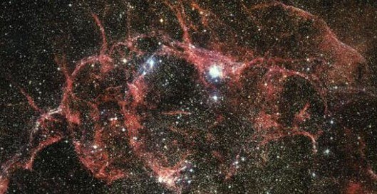 Explosión de la supernova en la constelación de vela.