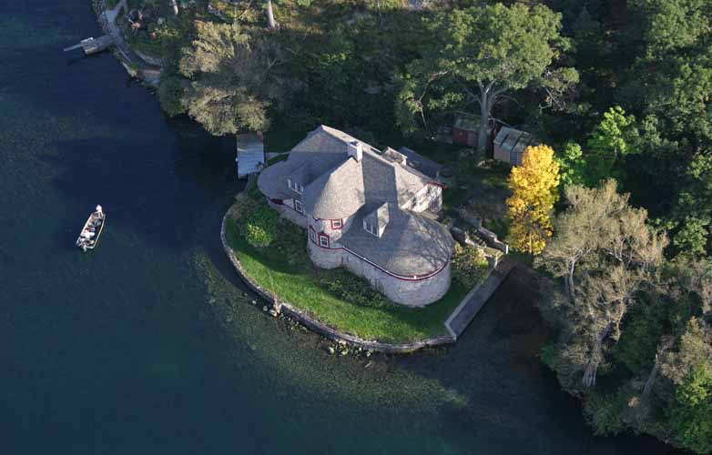 نقره لتكبير أو تصغير الصورة ونقرتين لعرض الصورة في صفحة مستقلة بحجمها الطبيعي