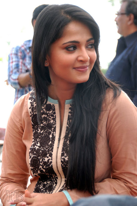 anushka new ragada press meet unseen pics