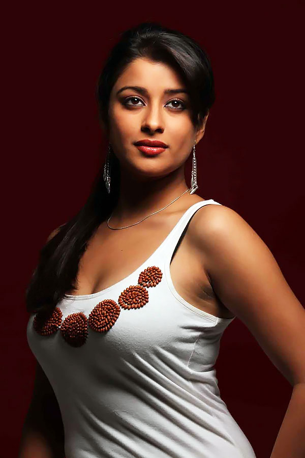 Indian Celebrity Sexy Girls: Telugu heroine madhurima hot exposing