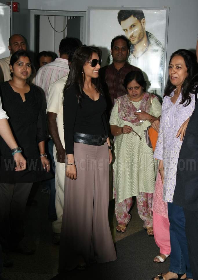[Rani+with+chldren+of+Deeds+India.JPG]