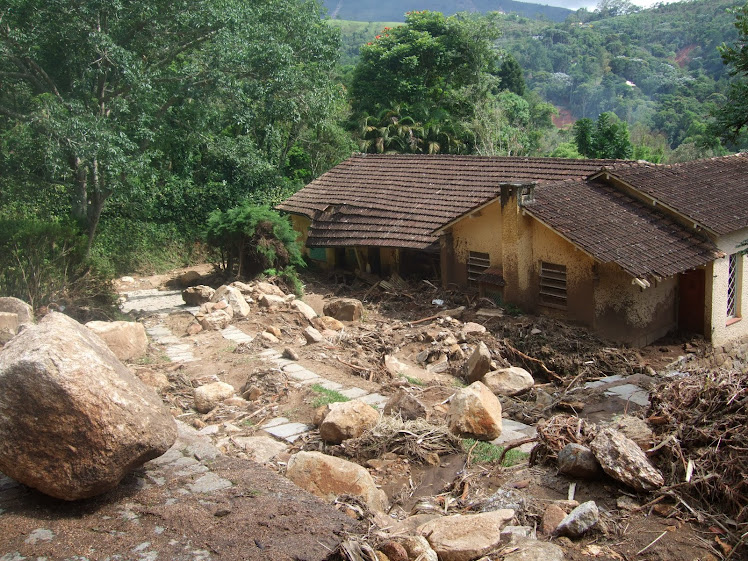 Casa atingida por pedras e lama.