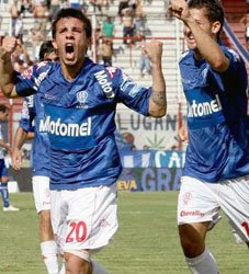 Matías de Federico festeja su gol en la goleada 3-0 ante Vélez