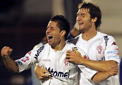 César González y Mario Bolatti festejan el gol de Huracán en la victoria ante Tigre