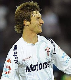 Mario Bolatti festeja su gol en la victoria de Huracán frente a Banfield