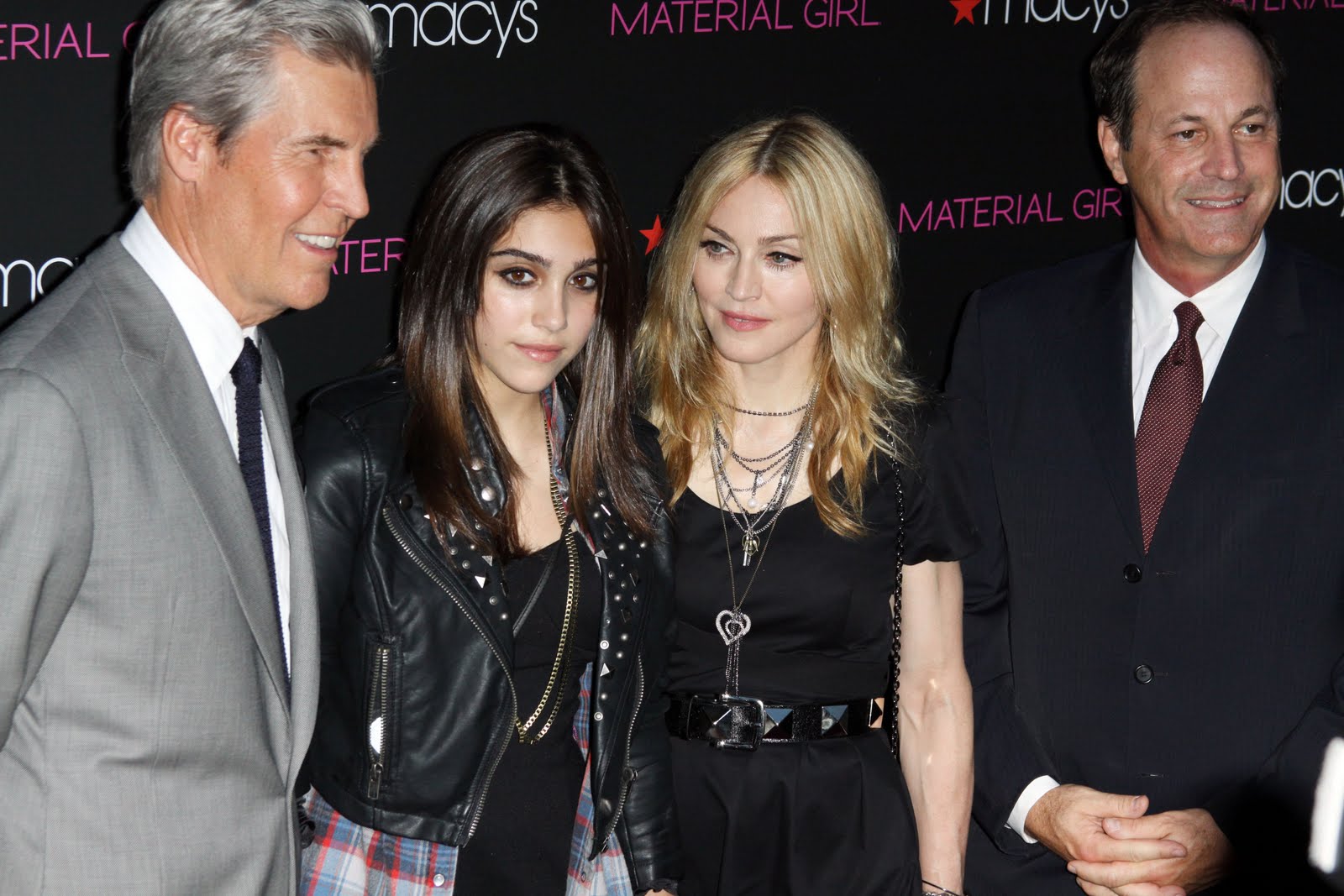 http://4.bp.blogspot.com/_aAbtztlUZpw/TJrKJZYinTI/AAAAAAAAE-I/LyK_Pc-CcoA/s1600/FP_5770310_Madonna_RAM_092210.jpg