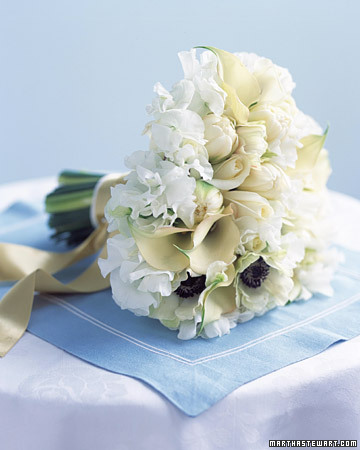 White Bouquets Painterly This clutch of shapely blooms in tones of cream White Bouquets Painterly This clutch of shapely blooms in tones of cream