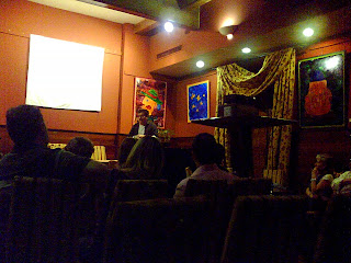Luis Baylon hablando con su Rollei en la mano