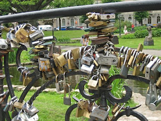 Hochzeitsbrauch: Liebesschloss Hochzeitsgeschenk Gravur Bild: Slideshow Bob