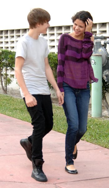 selena gomez crying at nick selena gomez crying with justin bieber. selena gomez crying at nick