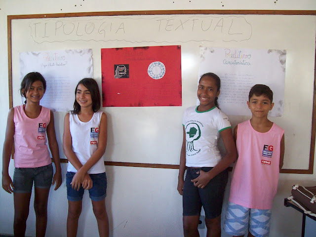 Alunos do 7º ano - apresentando trabalhos sobre a tipologia textual - março de 2010