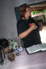 Graciela dando un devocional antes de salir a evangelizar!!!