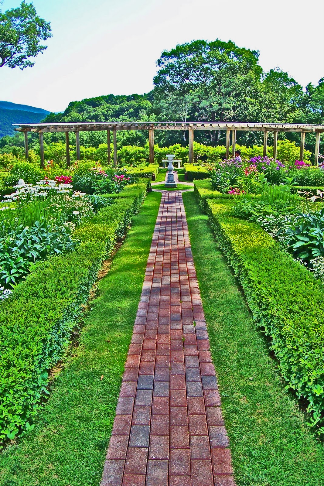http://4.bp.blogspot.com/_aKts7xRm9LQ/TS-ZuGfiOkI/AAAAAAAABGc/j0Gy5h9Ti1k/s1600/Garden%2BHDR.jpg