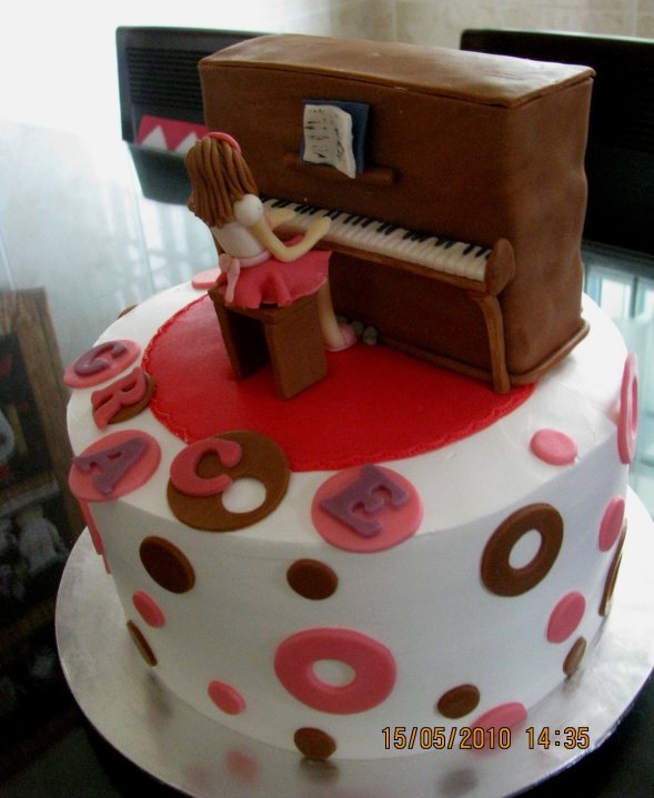 Lovely Cake Decoration: Piano Cake