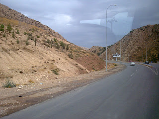 road between two mountains in duhok